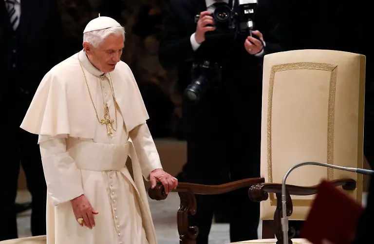 2013-02-13T104634Z-01-ROM105-RTRMDNP-3-POPE-RESIGNATION-JPG1893656969356443698