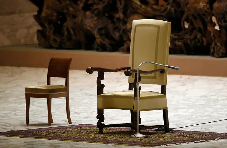 2013-02-13T100920Z-01-ROM102-RTRMDNP-3-POPE-RESIGNATION-JPG6669098280786153429