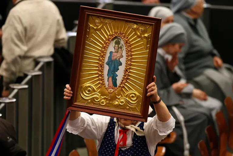2013-02-13T090929Z-01-ROM101-RTRMDNP-3-POPE-RESIGNATION-JPG7885508049246423016