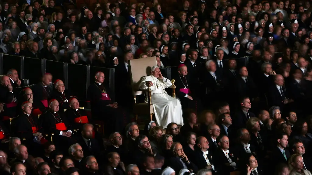 2013-02-11T122432Z-01-ROM606D-RTRMDNP-3-POPE-RESIGNS-JPG1458811901196136148