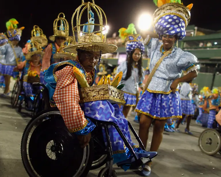 2013-02-11T082656Z-01-RIO742-RTRMDNP-3-BRAZIL-CARNIVAL-JPG17047104804393410