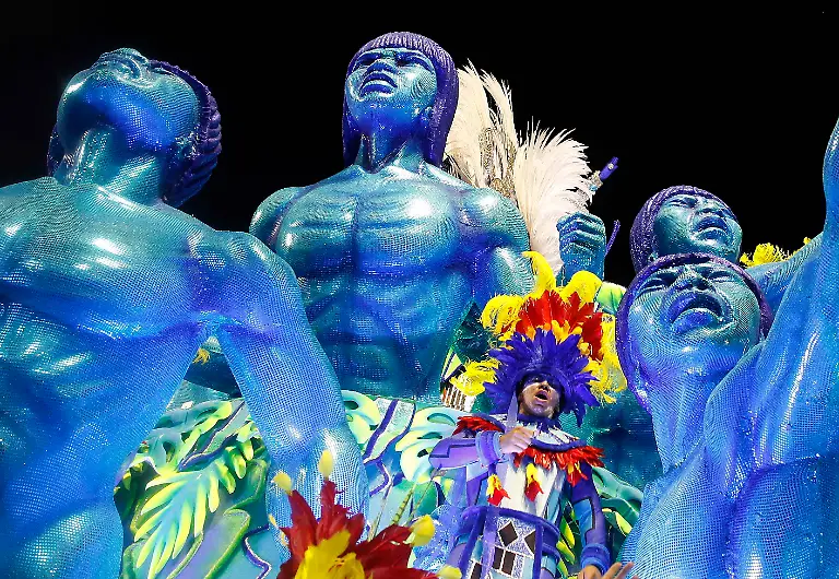 2013-02-11T083112Z-01-RIO741-RTRMDNP-3-BRAZIL-CARNIVAL-JPG2857395837649190277