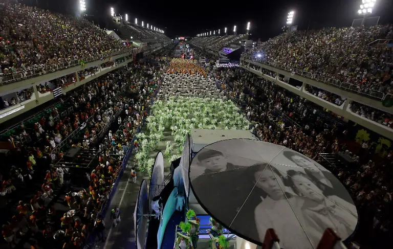 2013-02-11T005630Z-01-o-RIO619-RTRMDNP-3-BRAZIL-CARNIVAL-JPG8887498427812510638