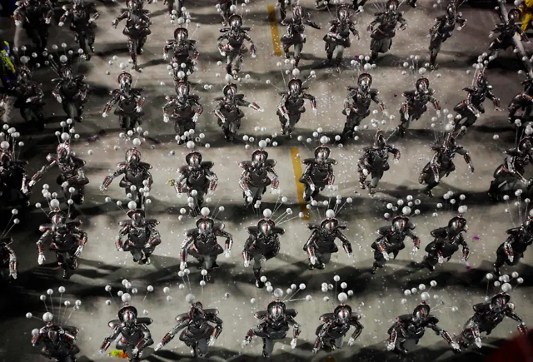 2013-02-11T034459Z-01-RIO670-RTRMDNP-3-BRAZIL-CARNIVAL-JPG8682965416982535322