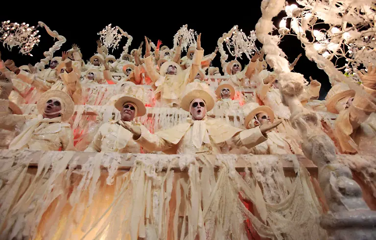 2013-02-11T040703Z-01-RIO671-RTRMDNP-3-BRAZIL-CARNIVAL-JPG2221380093785554934