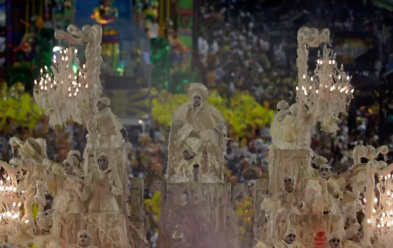 2013-02-11T044926Z-01-RIO680-RTRMDNP-3-BRAZIL-CARNIVAL-JPG4843427690405589467