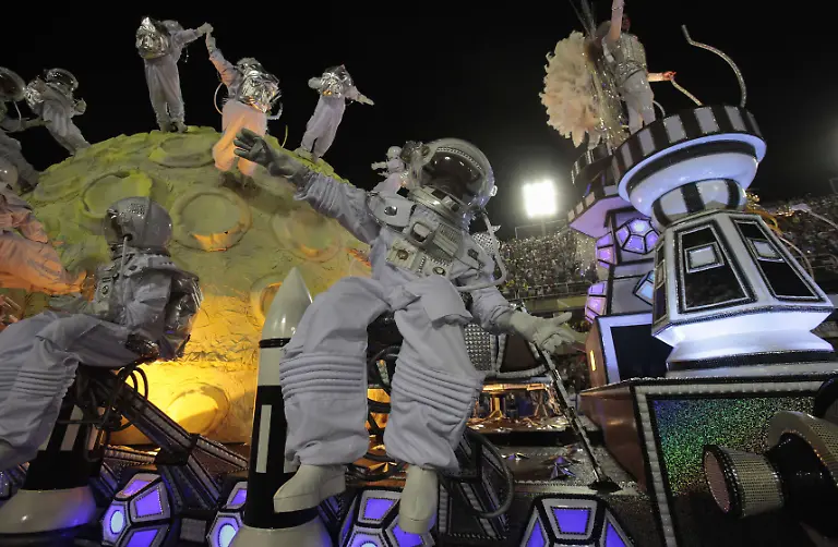 2013-02-11T045443Z-01-RIO685-RTRMDNP-3-BRAZIL-CARNIVAL-JPG2621839279450331576