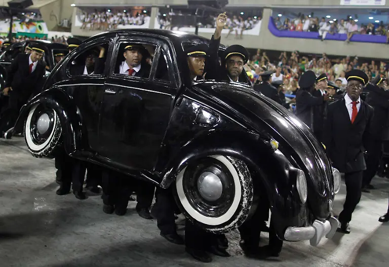 2013-02-11T050519Z-01-RIO689-RTRMDNP-3-BRAZIL-CARNIVAL-JPG2792026742450528294