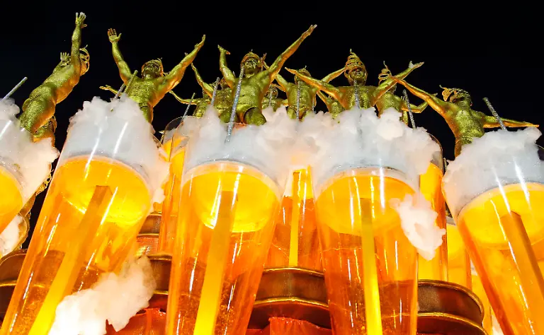 2013-02-11T042709Z-01-RIO673-RTRMDNP-3-BRAZIL-CARNIVAL-JPG3609967729620726660