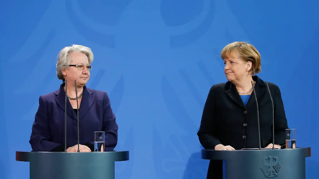 2013-02-09T132435Z-01-TOB01-RTRMDNP-3-GERMANY-MINISTER-RESIGNATION-JPG4276059463996792971