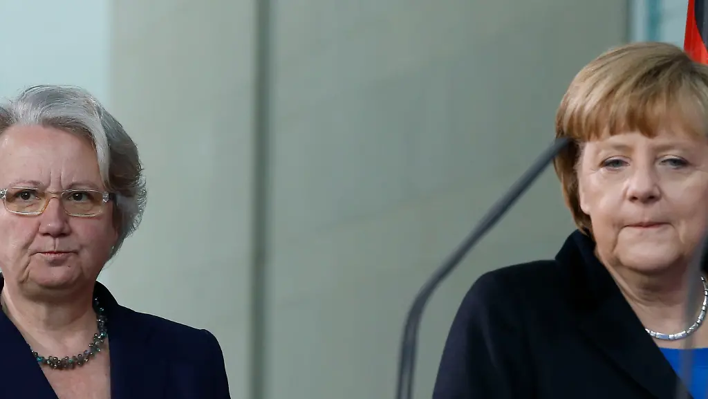 2013-02-09T134831Z-01-TOB13-RTRMDNP-3-GERMANY-MINISTER-RESIGNATION-JPG7098401806859494316