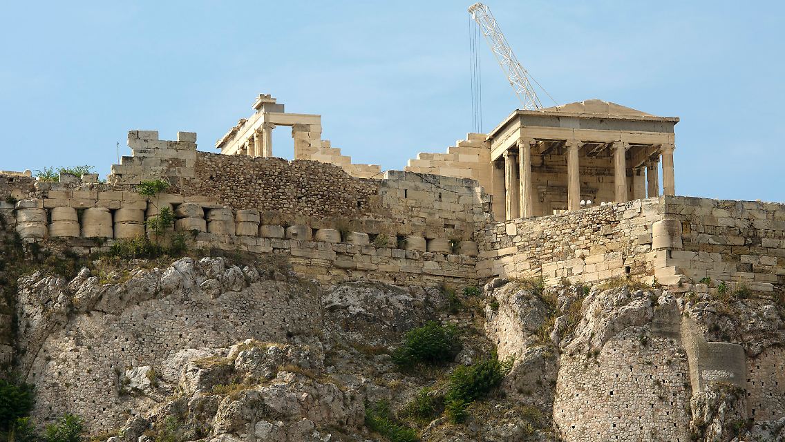Blick auf das Areal der Akropolis in Athen (Agrippia Monument).