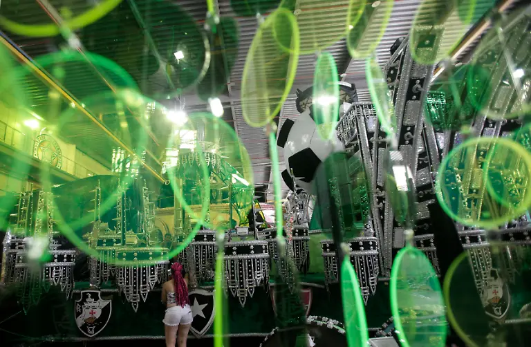 2013-02-06T193748Z-01-RJO006-RTRMDNP-3-BRAZIL-CARNIVAL-JPG4681505264290469101