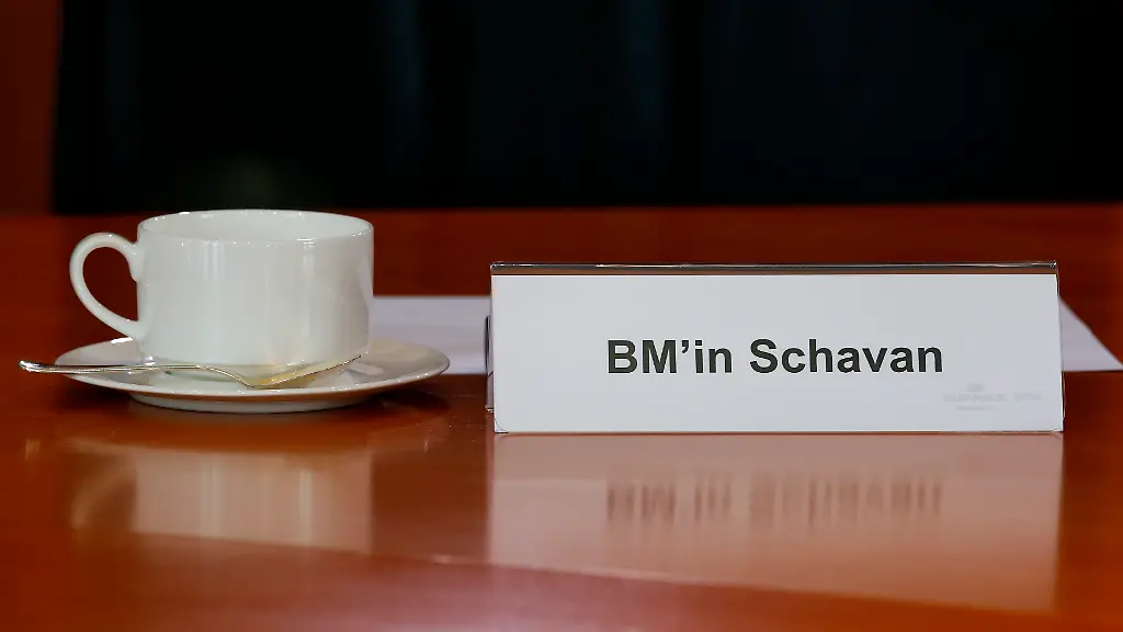 2013-02-06T094231Z-01-FAB05-RTRMDNP-3-GERMANY-MINISTER-PLAGIARISM-JPG6076995262447302733