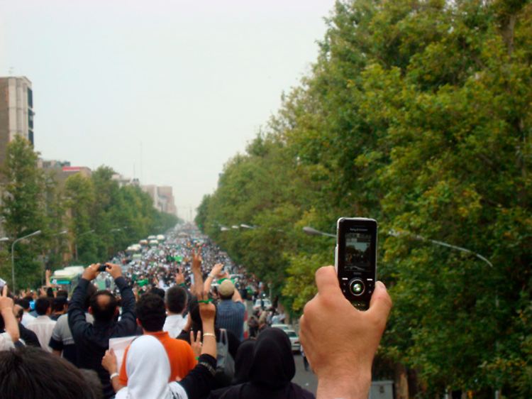 Bilder aus zuverlässigen Quellen gibt es nicht aus Teheran. Das Regime hat die Verbreitung über die klassischen Kanäle verboten.