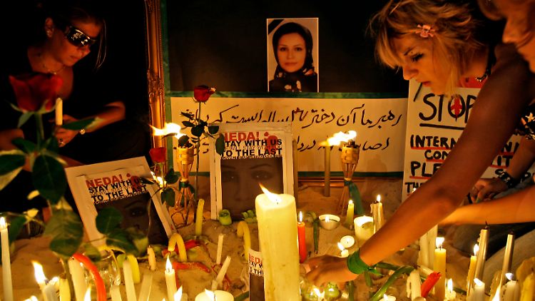 In Dubai trauern Frauen aus dem Iran um Neda.