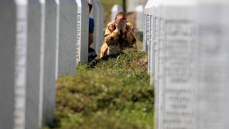 Fast 8000 Männer ermordeten die bosnisch-serbischen Kämpfer 1995 nach der Einnahme der Stadt Srebrenica 