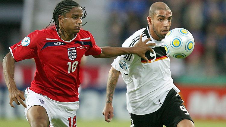 Englands Michael Mancienne versucht, Ashkan Dejagah beiseite zu schieben. 