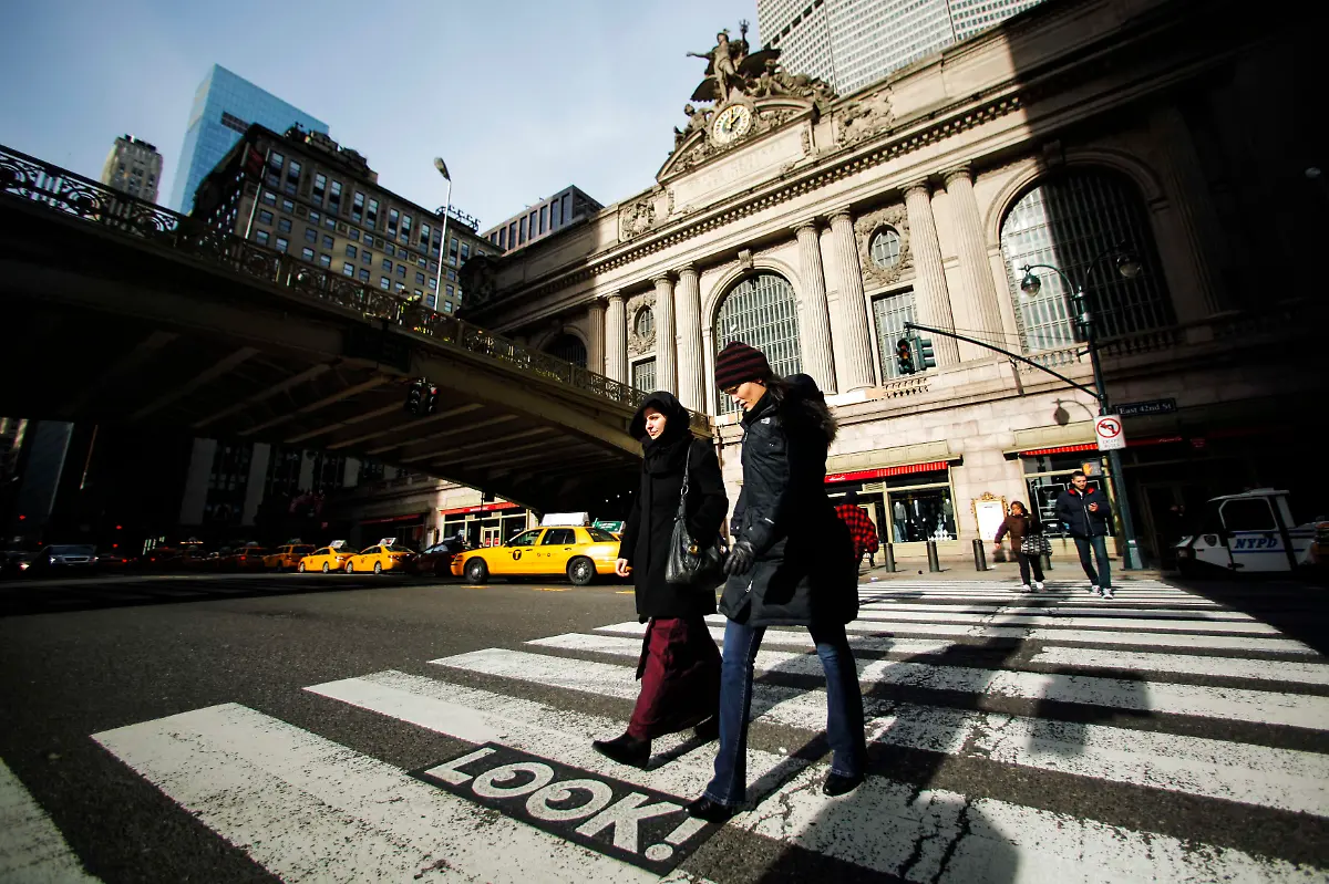 2013-02-02T212553Z-01-EMZ304-RTRMDNP-3-GRANDCENTRAL-CENTENARY-JPG2888021344291976388