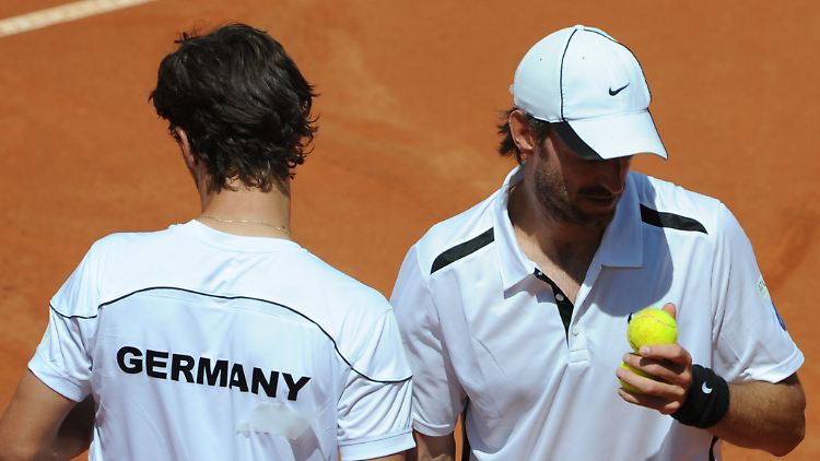 Kas (r) und Petzschner unterliegen gegen Llodra und Tsonga.
