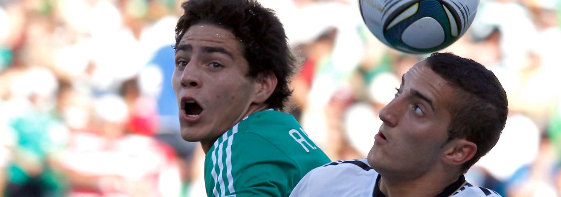 Yesil bei der U17-WM im Zweikampf mit dem Mexikaner Antonio Briseno.