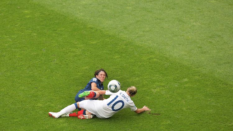 Wenn England und Frankreich aufeinander treffen, geht es mitunter hart zur Sache: Kelly Smith (r) and Elise Bussaglia im Zweikampf.