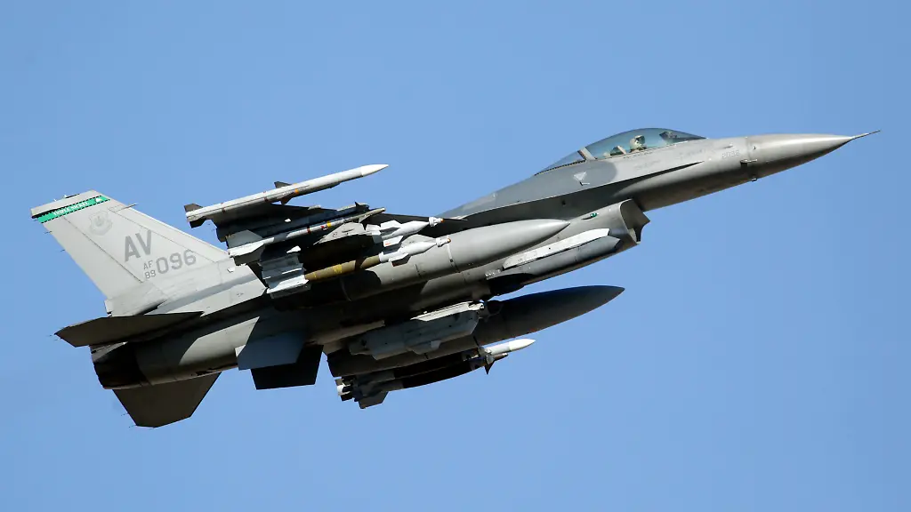 2013-01-28T222948Z-01-TOR804-RTRMDNP-3-USA-FIGHTER-CRASH-JPG3186515840028480246