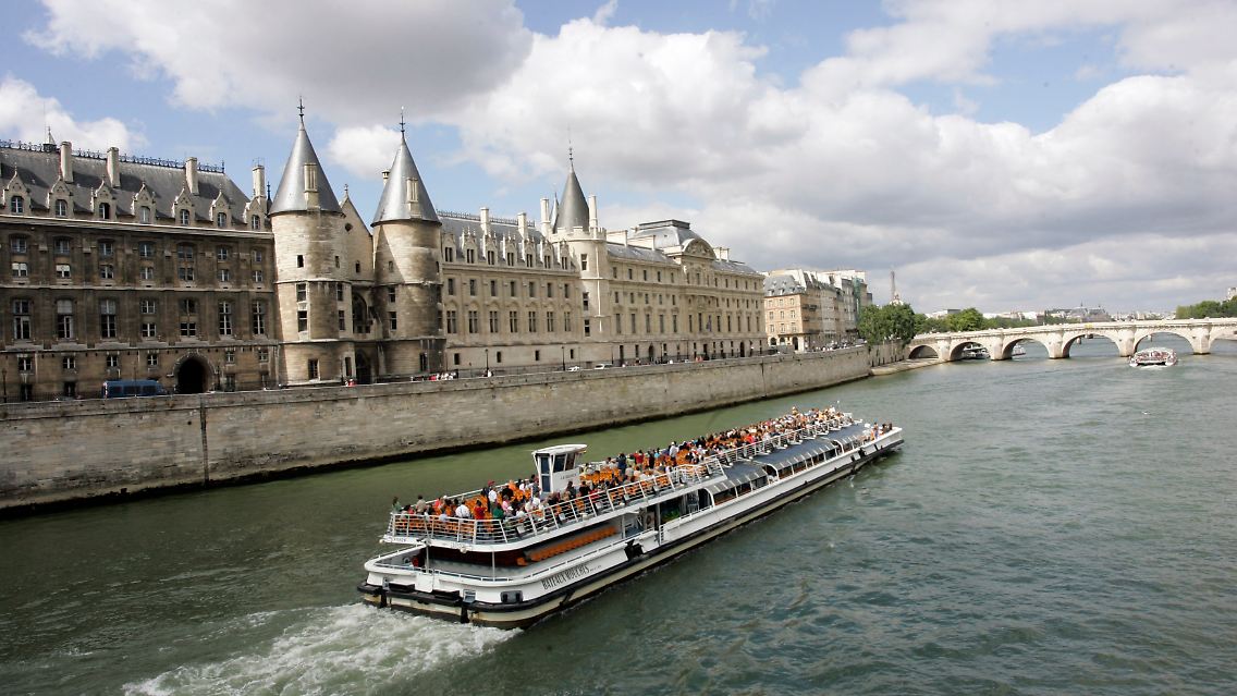 paris_seine_boot.jpg