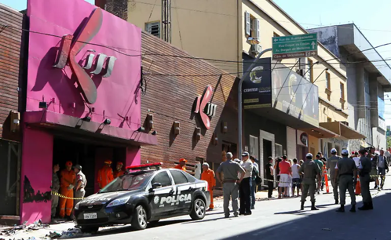 2013-01-27T204210Z-01-BRA22-RTRMDNP-3-BRAZIL-NIGHTCLUB-FIRE-JPG3550940213039689485