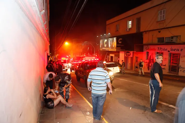 2013-01-27T133011Z-01-BRA03-RTRMDNP-3-BRAZIL-NIGHTCLUB-FIRE-JPG199034399648563837