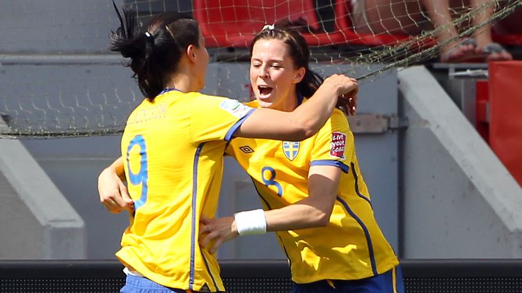 Durfte bislang nur mitjubeln: Lotta Schelin (rechts) mit Jessica Landström.