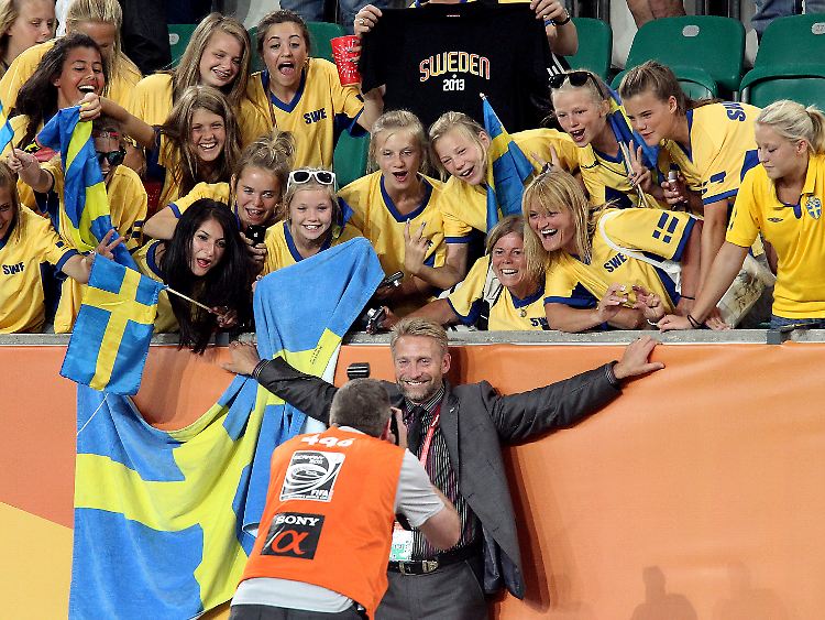 Bislang verlief das Turnier für Trainer Dennerby, sein Team und die schwedischen Fans sehr erfreulich.