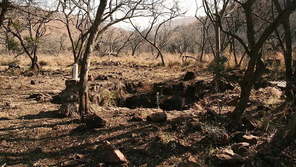 800px-Malapa-fossil-site-August-2011-site-of-discovery-of-Australopithecus-sediba-view-North