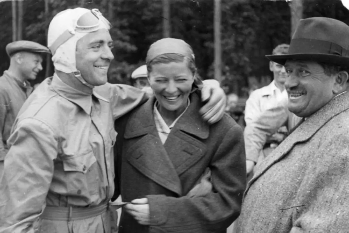 Bundesarchiv-Bild-183-2007-1205-500-Bernd-Rosemeyer-Elly-Beinhorn-Ferdinand-Porsche