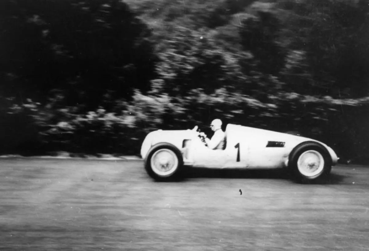 Bundesarchiv-Bild-146-1989-015-35A-Nuerburgring-Bernd-Rosemeyer-in-Rennwagen
