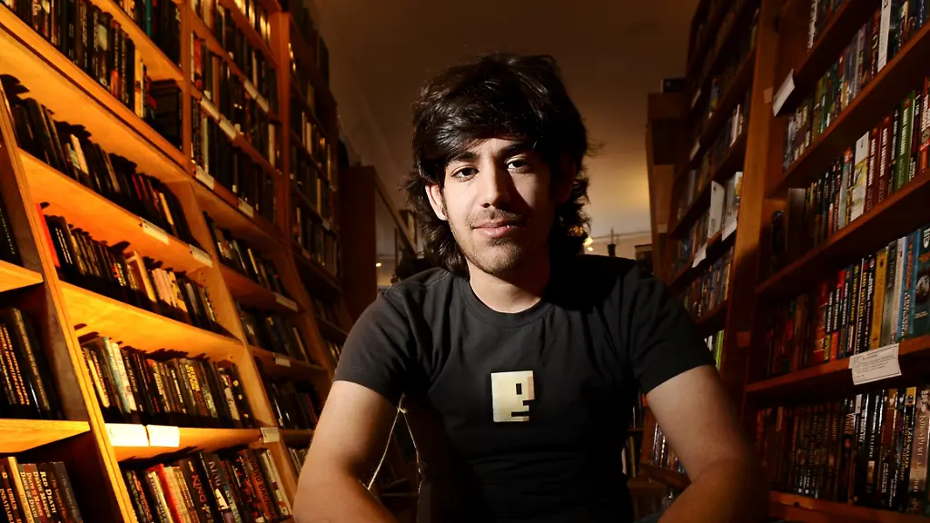 2013-01-13T214230Z-01-TOR602-RTRMDNP-3-PEOPLE-SWARTZ-INTERNET-JPG1849624971216769202