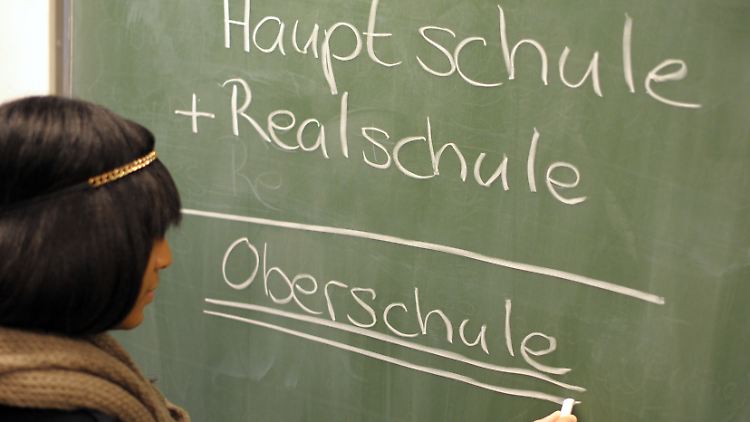 "Bundesweit melden nur noch zwei Prozent aller Eltern ihr Kind auf einer Hauptschule an", gibt Mecklenburg-Vorpommerns Bildungsminister Henry Tesch (CDU) zu bedenken.