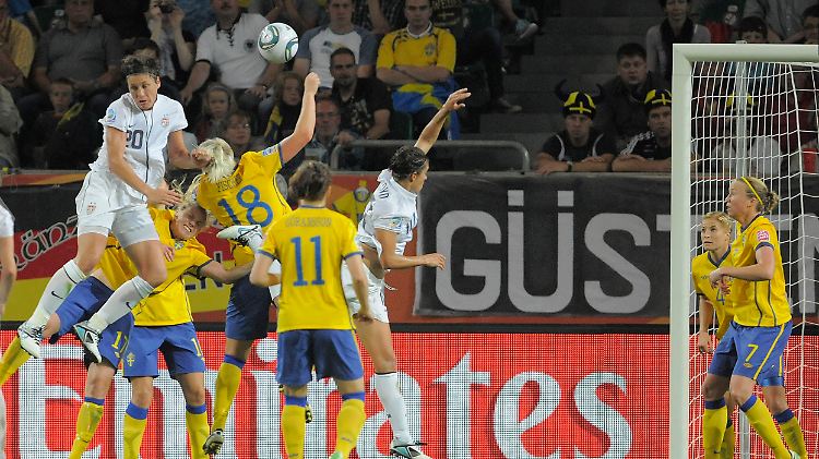Der Bann ist gebrochen: Gegen Schweden setzte es für die USA und Abby Wambach zwar eine Niederlage. Der US-Sturmstar konnte sich aber zumindest ihr erstes Tor erarbeiten.