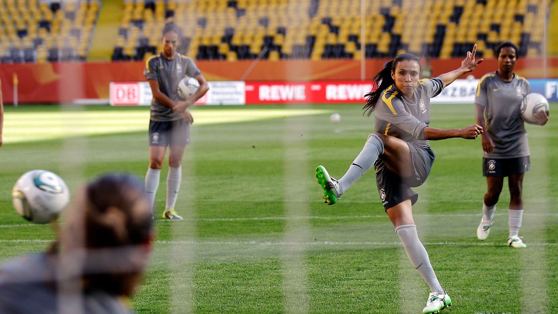 Weltfußballerin Marta übte mit ihrem Team vorsichtshalber Elfmeterschießen.