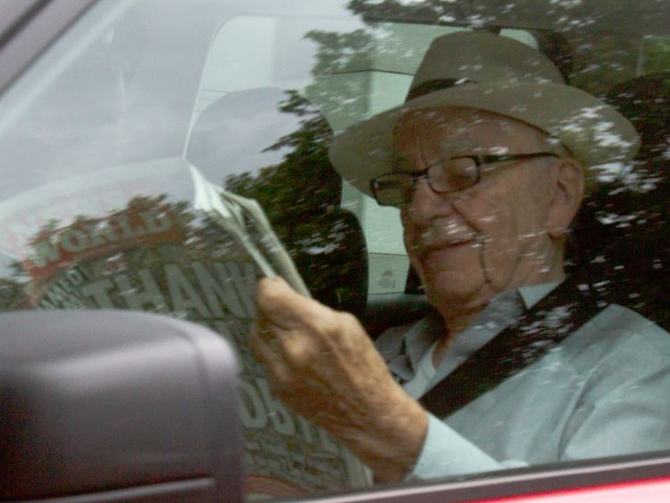 Medienmogul Murdoch mit der letzten Ausgabe von "News of the World". Die Schadensbegrenzung hat klare Ziele.