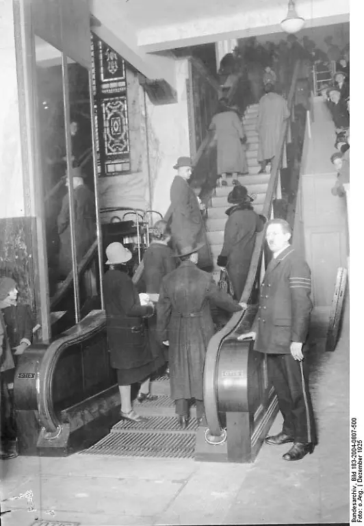 Bundesarchiv-Bild-183-2004-0807-500-Berlin-erste-Rolltreppe