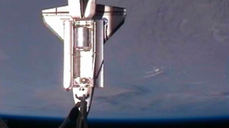 Vorsichtige Annäherung: Die "Atlantis" macht an der ISS fest.
