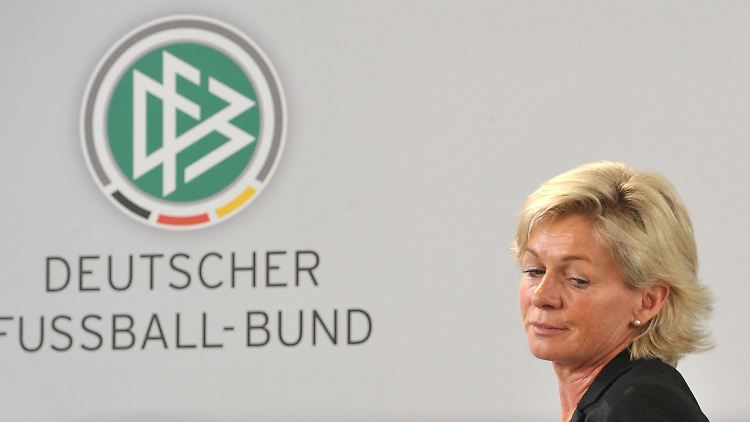 Silvia Neid muss sich unangenehme Fragen gefallen lassen, was bisher ungewohnt für sie ist und bislang nicht zu ihren Stärken zählt.