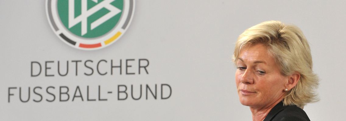 Silvia Neid muss sich unangenehme Fragen gefallen lassen, was bisher ungewohnt für sie ist und bislang nicht zu ihren Stärken zählt.