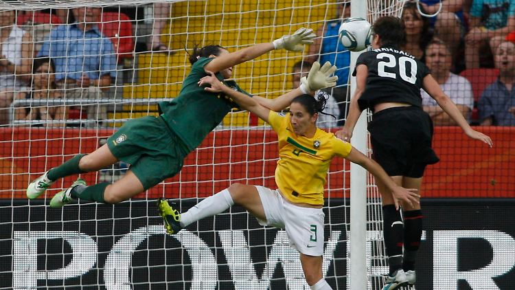 US-Star Abby Wambach erzwang mit ihrem Ausgleich in der 122. Minute das Elfmeterschießen gegen Brasilien - und sorgte so dafür, dass das WM-Halbfinal-Abo der USA verlängert wurde.