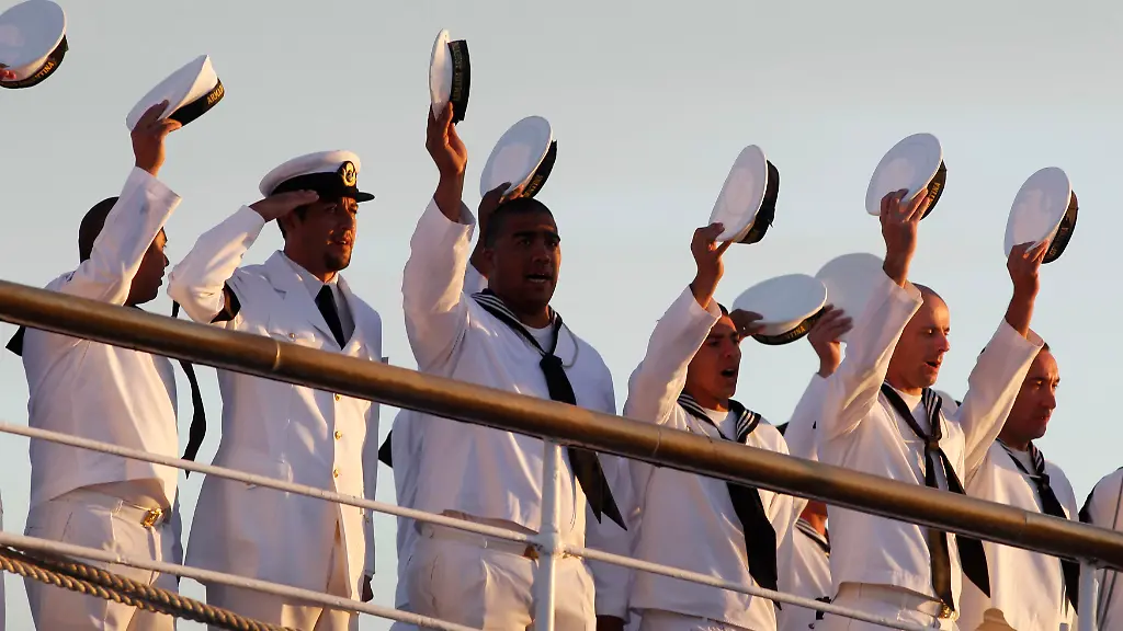 2013-01-10T004057Z-01-BAS14-RTRMDNP-3-ARGENTINA-SHIP-JPG1377319136965992748