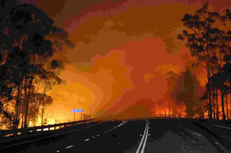 2013-01-08T210130Z-01-TBW01-RTRMDNP-3-AUSTRALIA-WILDFIRES-JPG4282134727103732578