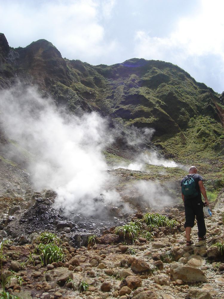 Valley of Desolation (Tal der Ödnis) auf Dominica: eine unheimliche, baumlose Vulkan-Landschaft, aus der es dampft und brodelt.