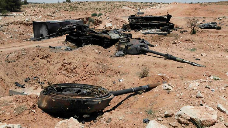 Ein zerstörter Panzer der libyischen Armee.
