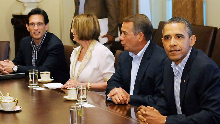 US-Präsident Obama (r.) bei einem Treffen mit John Boehner (2.v.r.), Nancy Pelosi (2.v.l.) und Eric Cantor (l.) zum US-Schuldenstreit